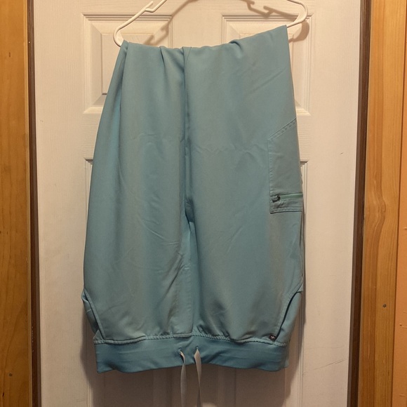 Fig scrubs. Sea glass. XXL Zamora joggers and XL Rafaela Oversized Scrub Top - Picture 3 of 7